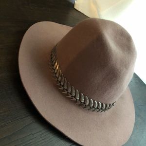 Floppy hat perf cut for fall never worn!